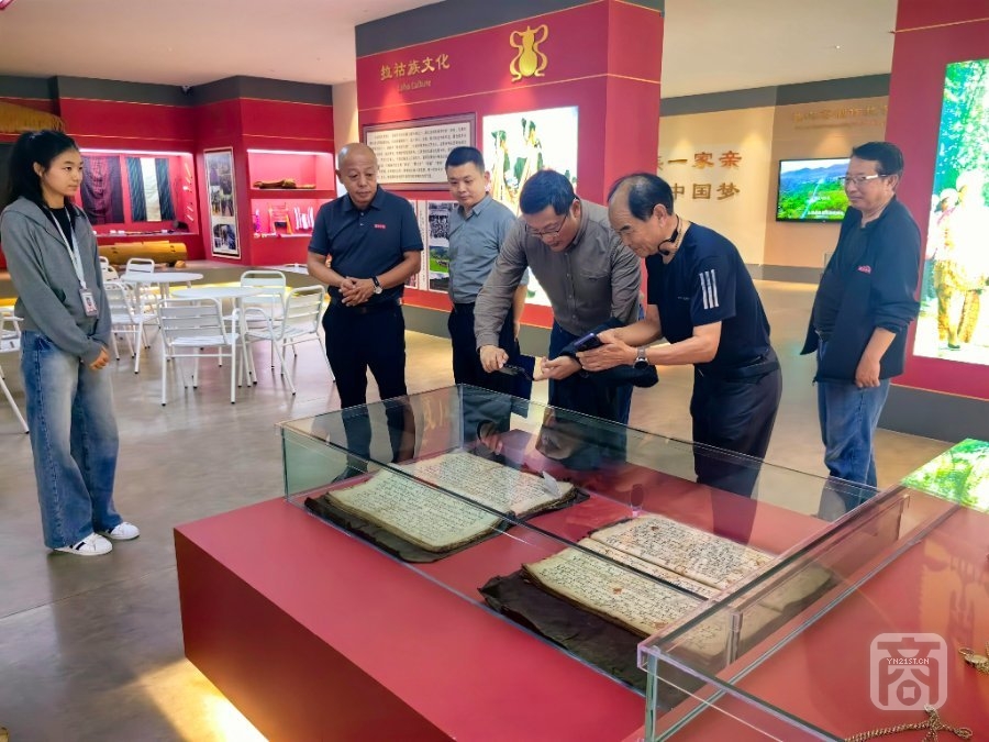 1參觀普洱學院團結進步教育博物館.jpg